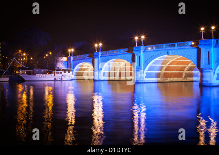 Kingston Bridge und Riverside von der Kingston Treidelpfad, Blick in Richtung Hampton Wick, Richmond Borough. Stockfoto