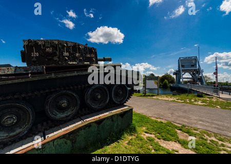Normandie, Frankreich. Eine britische WWII-Ära "Cromwell" Tank mit Blick auf "Pegasus-Brücke", den ersten Platz, die am d-Day befreit wurde. Stockfoto