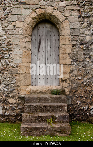 Eine mittelalterliche Tür und Stufen in der Wand eines alten Schlosses Stockfoto