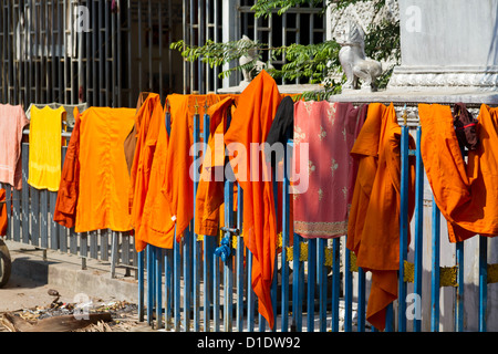 Monk Roben hing zum Trocknen in einem Kloster in Phnom Penh, Kambodscha Stockfoto