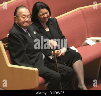 Foto - Daniel Inouye, dekorierten Kriegshelden, der später der zweite dienstälteste Senator in der Geschichte der USA und der ranghöchste asiatisch-amerikanische Politiker als Senat Präsident Protempore starb Montag, 17. Dezember 2012 in Washington. Er war 88. Bild: 18. August 2010 - Anchorage, Alaska, Vereinigte Staaten - US-Senator DANIEL INOUYE, D-Hawaii, neben seiner Frau IRENE HIRANO, beobachten Sie, wie der Sarg des ehemaligen für den Senator in Anchorage Alaska US-Senator Ted Stevens in der Kirche während der Beerdigung durchgeführt wird. Stevens, die längste Umhüllung republikanischer Senator überhaupt, und fünf andere starben in einem kleinen Flugzeug Stockfoto