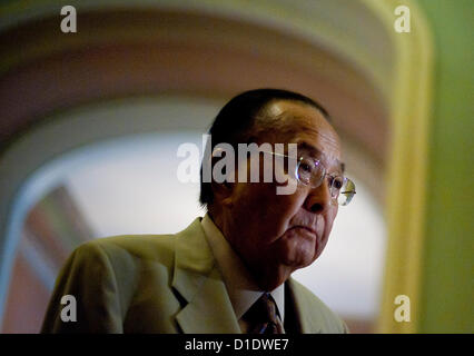 Foto - Daniel Inouye, dekorierten Kriegshelden, der später der zweite dienstälteste Senator in der Geschichte der USA und der ranghöchste asiatisch-amerikanische Politiker als Senat Präsident Protempore starb Montag, 17. Dezember 2012 in Washington. Er war 88. Bild: Sep 29, 2010 - Washington, District Of Columbia, US - Senator DANIEL INOUYE (D -HI) Spaziergänge durch die Hauptstadt nach der Demokraten Partei Mittagessen am Mittwoch. Der Senat hofft, heute Abend bis zum 15. November für die Wahlen zu vertagen. (Bild Kredit: Pete Marovich/ZUMApress.com ©) Stockfoto