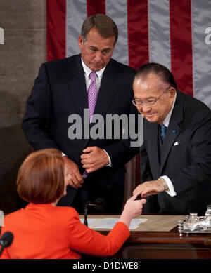 Foto - Daniel Inouye, dekorierten Kriegshelden, der später der zweite dienstälteste Senator in der Geschichte der USA und der ranghöchste asiatisch-amerikanische Politiker als Senat Präsident Protempore starb Montag, 17. Dezember 2012 in Washington. Er war 88. Bild: 9. März 2011 blickt - Washington, District Of Columbia, USA - Sprecher des Hauses JOHN BOEHNER (R -OH) auf als JULIA GILLARD, Premierminister von Australien, schüttelt Hände mit Senator DANIEL INOUYE (D -HI) nach seiner Rede im US-Repräsentantenhaus vor einer gemeinsamen Sitzung des Kongresses am Mittwoch. (Kredit-Bild: © Pete Marovich/ZUMA Stockfoto
