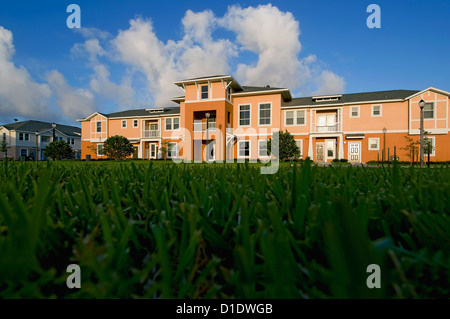 Ansicht der Apartment-Komplex von grass Stockfoto