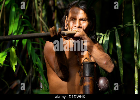 Typische Huaorani Jäger Portrait Waorani finden Yasuni National Park Ecuador Schießen Im Dschungel in Umgebungslicht Stockfoto