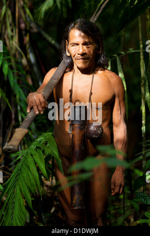 Typische Huaorani Jäger Portrait Waorani finden Yasuni National Park Ecuador Schießen Im Dschungel in Umgebungslicht Stockfoto