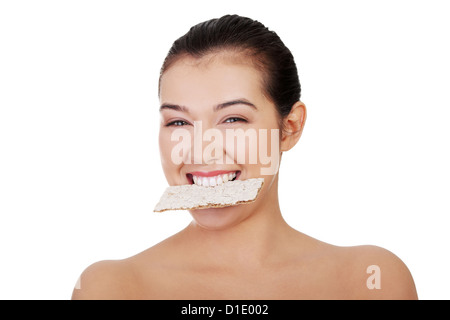 Junge hübsche Frau essen gesunde Cracker Roggenbrot Stockfoto