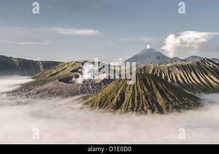 Blick auf die Vulkane des Bromo-Tengger-Semeru National Park in Indonesien (Ost-Java) Stockfoto