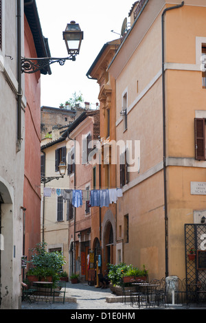 Waschen in einer Zeile über eine schmale Straße, Stadtteil Trastevere, Rom Stockfoto