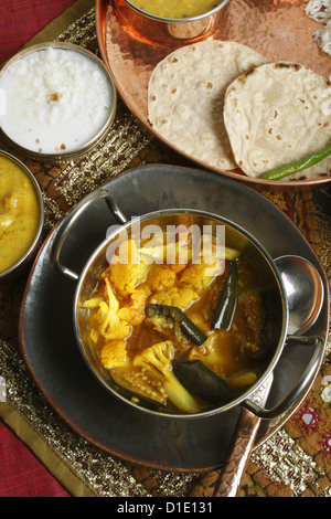 Gujarati Blumenkohl Aubergine Curry Stockfoto