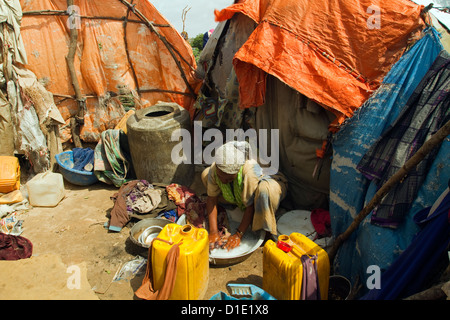 Frau, die Wäsche vor ihrem Zelt in einem Flüchtlingslager Camp Mogadischu Somalia Stockfoto