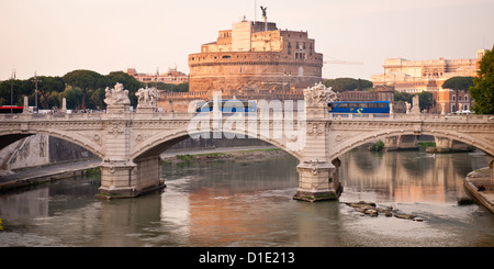 Vittorio Emanuele II Brücke über den Tiber und die Burg St. Angelo Stockfoto