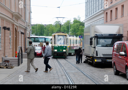 Straßenbahn, Fußgänger und geparkten Nutzfahrzeugen in gepflasterten Straße, zentrale Helsinki, Finnland, Skandinavien, Europa Stockfoto