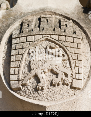 Wappen der Stadt Lwiw, Ukraine, in Stein mit Gateway und Löwe Stockfoto