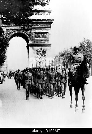 Deutsche Truppen marschieren entlang der Champs Elysees vor dem Triumphbogen in Paris, Frankreich, Juli 1940. Fotoarchiv für Zeitgeschichte Stockfoto