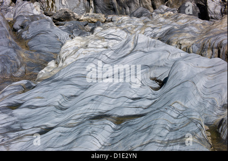 Felsformationen am Strand und Klippen am Ayrmer Cove, Ringmore, Devon, England, UK Stockfoto
