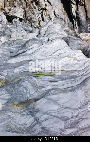 Felsformationen am Strand und Klippen am Ayrmer Cove, Ringmore, Devon, England, UK Stockfoto