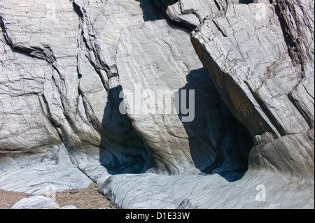 Felsformationen am Strand und Klippen am Ayrmer Cove, Ringmore, Devon, England, UK Stockfoto