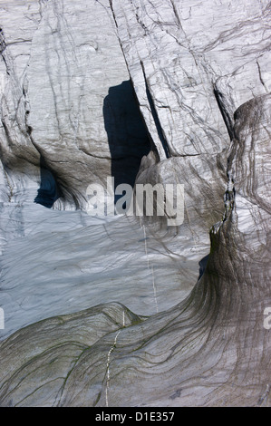 Felsformationen am Strand und Klippen am Ayrmer Cove, Ringmore, Devon, England, UK Stockfoto