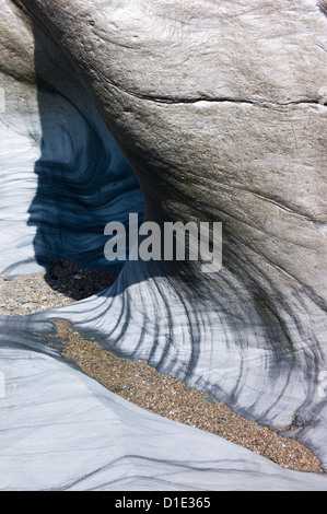 Felsformationen am Strand und Klippen am Ayrmer Cove, Ringmore, Devon, England, UK Stockfoto