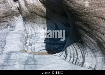 Felsformationen am Strand und Klippen am Ayrmer Cove, Ringmore, Devon, England, UK Stockfoto