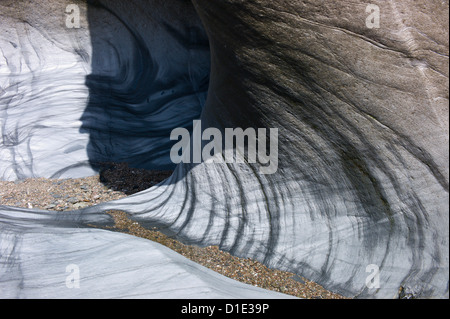 Felsformationen am Strand und Klippen am Ayrmer Cove, Ringmore, Devon, England, UK Stockfoto