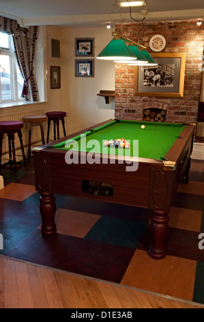 die neue Uhr Pub Billard im Spielzimmer Stockfoto