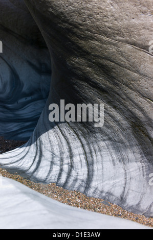 Felsformationen am Strand und Klippen am Ayrmer Cove, Ringmore, Devon, England, UK Stockfoto