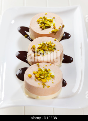 Köstliche kleine Sahnetorten mit Pistazien Stockfoto