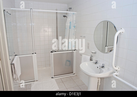 ein Hotel behindertengerecht Badezimmer mit Dusche Waschbecken im Muskham inn Stockfoto