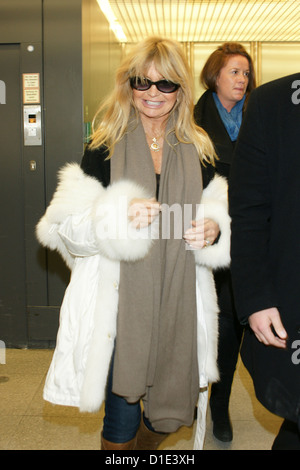 Goldie Hawn kommt am Flughafen Berlin Tegel an der "Ein Herz Fuer Kinder'charity-Gala am 14. Dezember 2012 Stockfoto