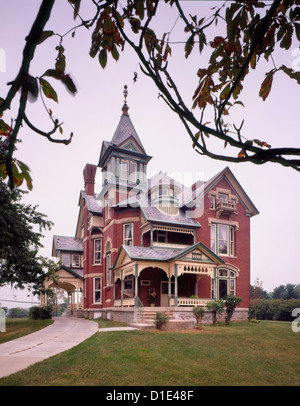 Aussenansicht Süd Backsteinhaus Queen Anne viktorianischen; Fahne Stadt; Ohio; USA Stockfoto