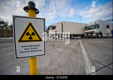 Schild mit einer radioaktiven Warnung steht vor einer radiologischen Mobilteil des Zolls in Graefehausen, Hessen, Deutschland, 12. Dezember 2012. Die Zollfahnder verwenden Sie dieses Gerät zum ersten Mal um zu Röntgen-LKW auf der Suche nach Drogen oder geschmuggelte Zigaretten. Foto: Nicolas Armer Stockfoto