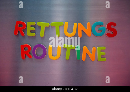 Abbildung - eine illustrierte Bild zeigt das Wort des Jahres 2012 "Rettungsroutine" (Rettung Routine) mit Magnetbuchstaben in Stuttgart, Deutschland, 14. Dezember 2012 geschrieben. Das Wort steht die ständige Maßnahmen ergriffen, um das Finanzsystem zu retten, sagte die Gesellschaft für deutsche Sprache in den Eyplanation ihrer Wahl. Foto: MARIJAN MURAT Stockfoto