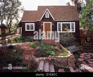 Vorderen äußeren Cape Cod Holzhäuschen und Landschaftsbau; San Diego; Kalifornien; USA Stockfoto