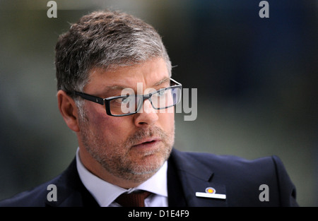 Deutschlands Eishockeytrainer Pat Cortina ist Picturd während der Eishockey-Länderspiel zwischen der deutschen Nationalmannschaft unter dem Namen "Top Team Sotschi" und ein russischer Sicht Kader in der EnergieVerbund Arena in Dresden, Deutschland, 12. Dezember 2012. Foto: Thomas Eisenhuth Stockfoto