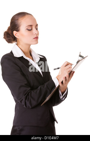 Ernsthafte Business-Frau mit einem Klemmbrett macht Notizen im Dokument. Isoliert auf weißem Hintergrund. Stockfoto