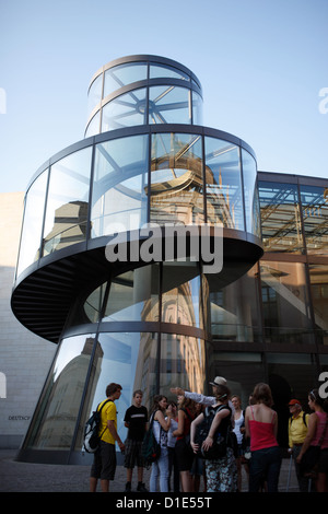 Berlin, Deutschland, vor der historischen touristischen Eingangsgebaeude des Deutschen Museums Stockfoto