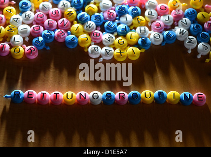 Abbildung - eine illustrierte Bild zeigt das Wort des Jahres 2012 "Rettungsroutine" ("Rettungs-Routine") aus ein Familienspiel "Suppe der Buchstaben" in Berlin, Deutschland, 14. Dezember 2012 mit Buchstaben geschrieben. Das Wort steht für ständige Maßnahmen ergriffen, um das Finanzsystem zu retten, sagte die Gesellschaft für deutsche Sprache in der Erklärung ihrer Wahl. Foto: Jens Kalaene Stockfoto