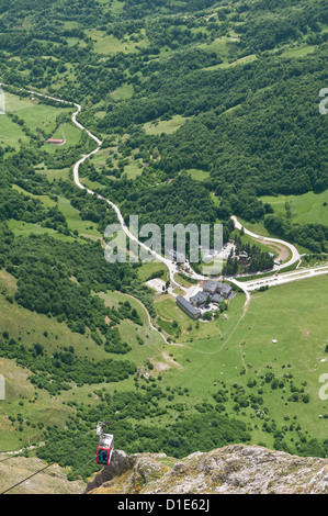 Seilbahn. Fuente De, Picos de Europa, Spanien. Blick hinunter zur Station am Fuße des Berges Stockfoto