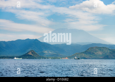 Gunung Agung der höchste Vulkan auf der Insel Bali, Schiffe auf dem Meer vor Indonesien mit blauen Wolkenhimmel und großen. Stockfoto