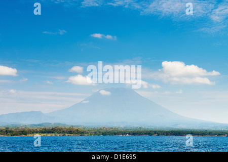 Gunung Agung der höchste Vulkan auf der Insel Bali, Indonesien mit blauen bewölkten Himmel und Meer auf Vorderseite. Stockfoto