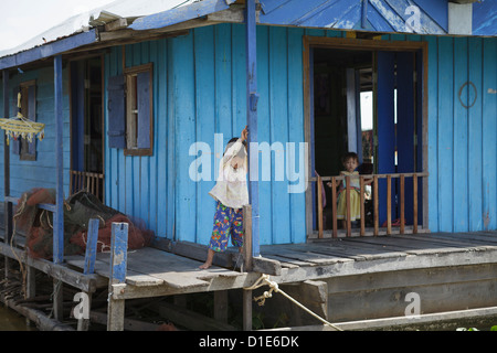 Zwei junge Mädchen in einem schwimmenden Haus, Tonle Sap, Kambodscha, Asien, Südostasien, Indochina Stockfoto