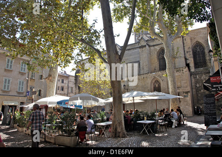 Straßencafés in der alten Stadt von Avignon, Vaucluse, Provence, Frankreich, Europa Stockfoto