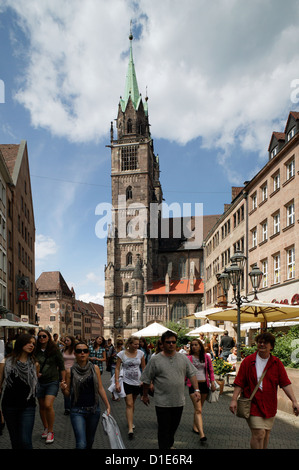 Nürnberg, Deutschland, in die Passanten Königstraße mit der St.-Laurentius-Kirche Stockfoto