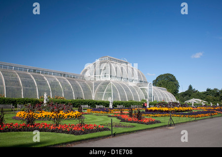 Palm-Haus Parterre mit Blütenpracht von ca. 16000 Pflanzen, Royal Botanic Gardens, Kew, nahe Richmond, Surrey, England Stockfoto