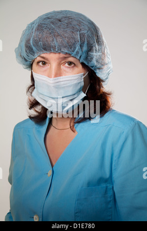 Ernst Frau sieht in die Kamera in medizinischen Maske Stockfoto