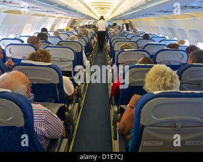 Airbus A320 Flugzeug Innenkabine mit Passagieren, Frankreich, Europa Stockfoto