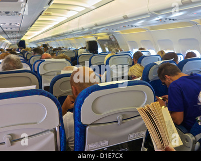 Airbus A320 Flugzeug Innenkabine mit Passagieren, Frankreich, Europa Stockfoto