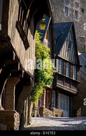 Mittelalterliche vorkragenden und halb Fachwerkhaus Villen in gepflasterten Straße, alte Stadt, Dinan, Bretagne, Côtes d ' Armor, Frankreich, Europa Stockfoto